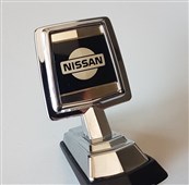 OE Nissan znak na kapotu vozu