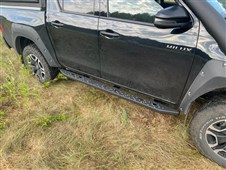 Nášlapy Hyena Toyota Hilux (21-)