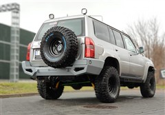 Zadní pevnostní nárazník s držákem rezervy Nissan Patrol Y61 GU4 Zadní pevnostní nárazník s držákem rezervy Nissan Patrol Y61 GU4