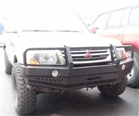 Přední pevnostní nárazník Mitsubishi Pajero III (00-06) Přední pevnostní nárazník Mitsubishi Pajero III (00-06)