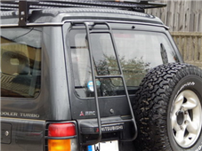 Žebřík na zadní dveře Mitsubishi Pajero II