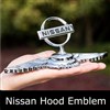 Okřídlený znak Nissan na kapotu vozu